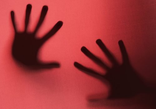 silhuetas-de-maos-aterrorizantes-no-estudio.jpg