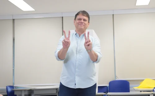 Tarcísio articula base em quartel general paulista durante apuração
