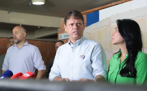 Tarcísio de Freitas critica Cristiano Zanin por prorrogação de votação