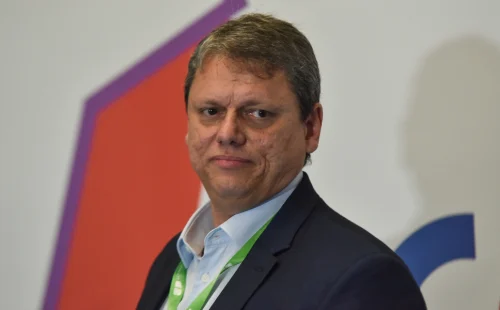 Tarcísio defende urnas e pede respeito ao resultado após carta de Flávio Bolsonaro