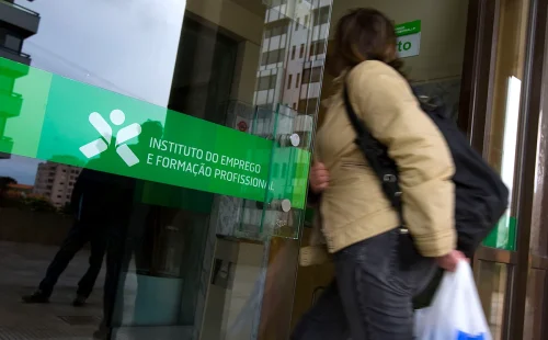 Taxa de desemprego fica estável em setembro e mostra recuo na comparação anual