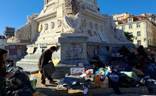 Tendas montadas no Rossio são retiradas após ordens da polícia em Lisboa