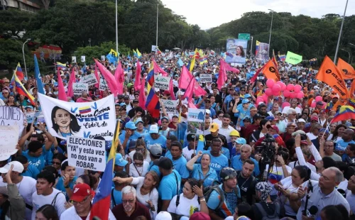 Venezuelanos vão às ruas apoiar María Corina e exigir presidenciais