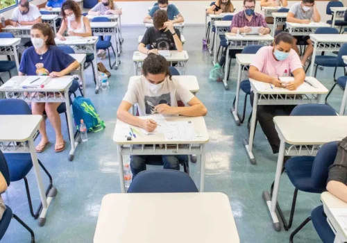 Vestibulares deste domingo abordam ditadura e soberania nacional