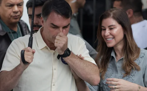 Viagem de Flávio Bolsonaro aos Estados Unidos gera polêmica internacional