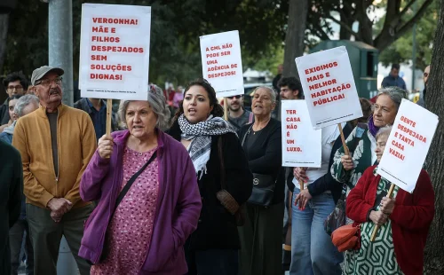 Vigília em lisboa protesta contra despejo de mãe e filhos