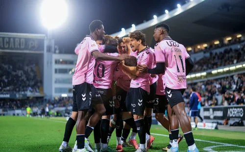 Vitória de Guimarães aplica goleada de 5 a 0 no Marítimo e deixa o Z-5 da I Liga
