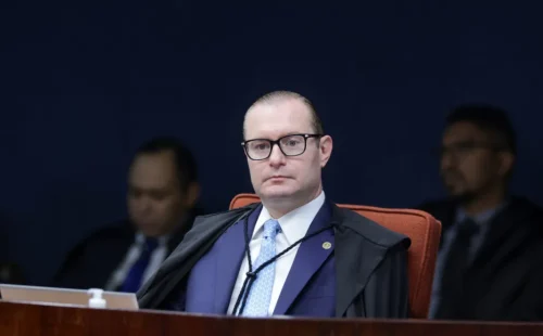 Zanin negociou estender votação após falar por telefone com Nunes Marques e Fachin