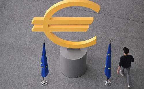 Zona euro desacelera em outubro mas mantém patamar elevado